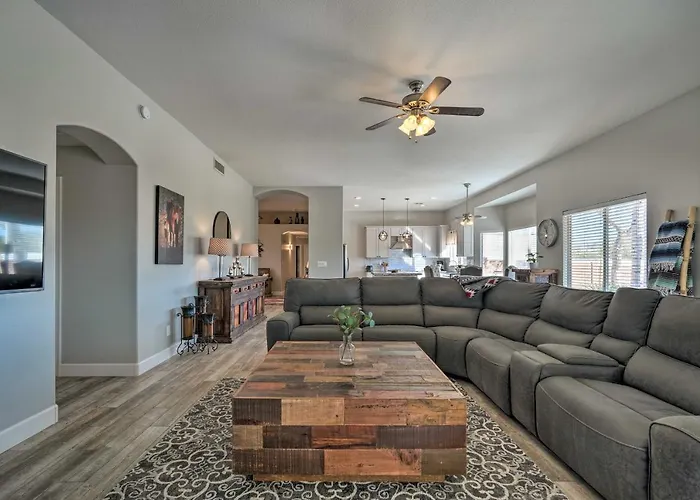 Hot Tub, Game Room! North Desert Gem Holiday home