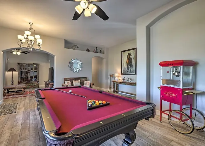 Hot Tub, Game Room! North Desert Gem Holiday home