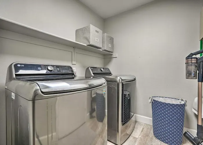 Hot Tub, Game Room! North Desert Gem